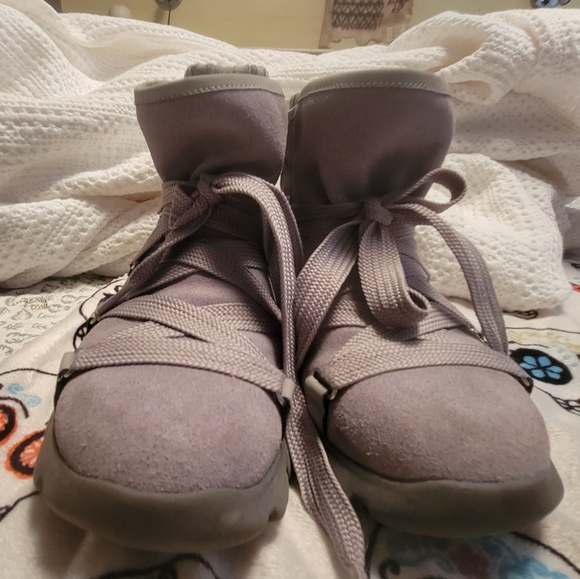 UGG Boots Funky Hiking Style Boot - Picture 3 of 7